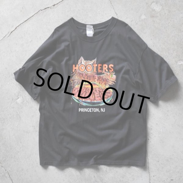 画像1: 2000s HOOTERS Tシャツ　 表記XL  (1)