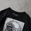 画像2: M.C.ESCHER アートTシャツ　 「写像球体を持つ手」　 表記XL  (2)